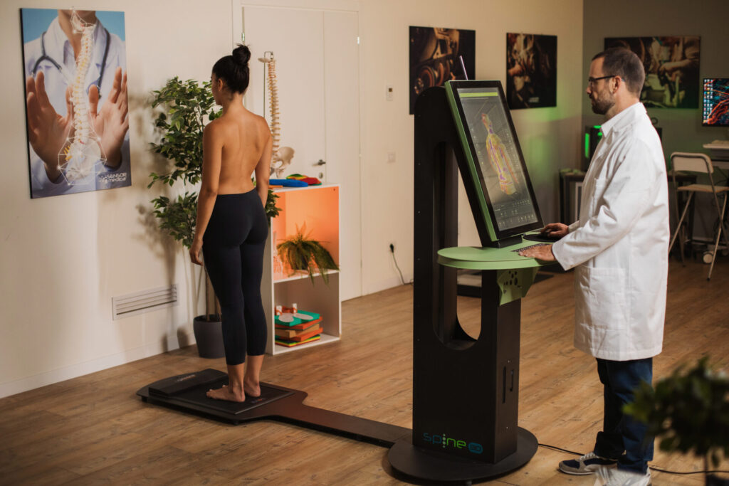 Scan 3D non invasif de la colonne verticale, Spine 3D permet une analyse de la posture sans rad qui peut être répétée sur le même patient sans risques. Il utilise des caméras ToF avancées et la technologie LiDar pour analyser le dos du patient avec facilité et précision.