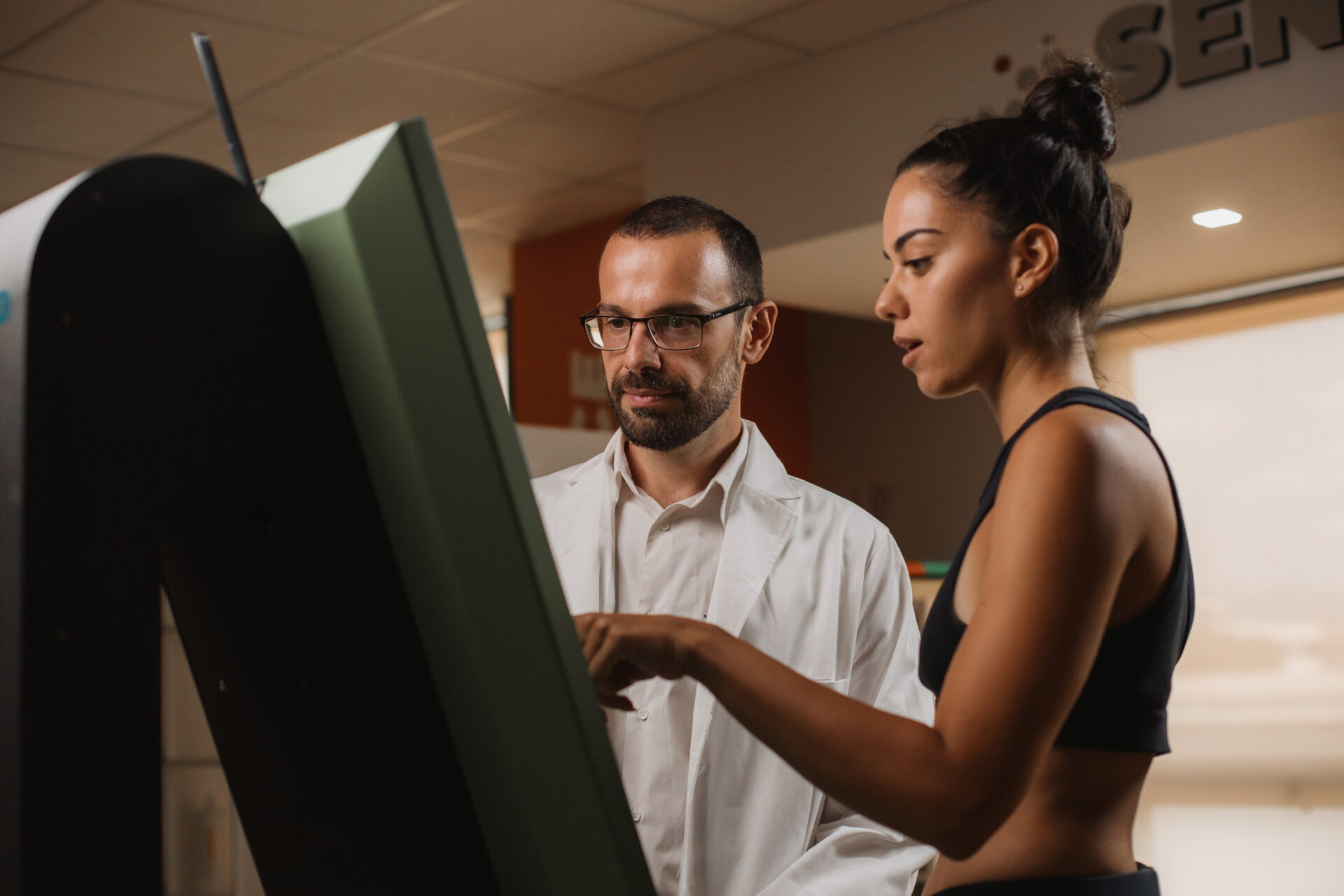 Scan 3D non invasif de la colonne verticale, Spine 3D permet une analyse de la posture sans rad qui peut être répétée sur le même patient sans risques. Il utilise des caméras ToF avancées et la technologie LiDar pour analyser le dos du patient avec facilité et précision.